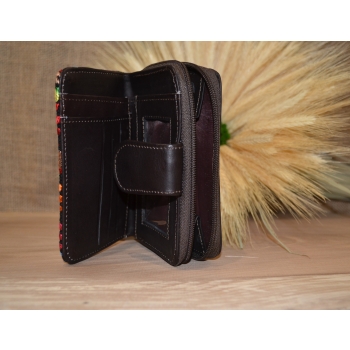 Portmonetka z ciemnobrązowej skóry z kolorowym kwiatowym haftem.